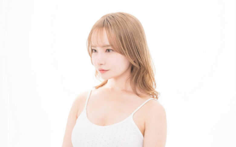 代背景で横向きの女性