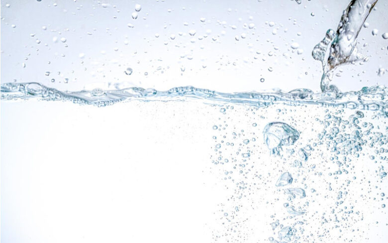 水が注がれ、無数の細かな気泡が広がる様子を捉えた