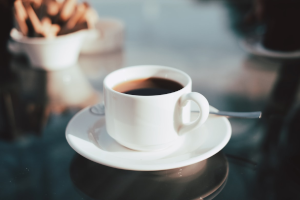コーヒーが入ったカップとスプーン
