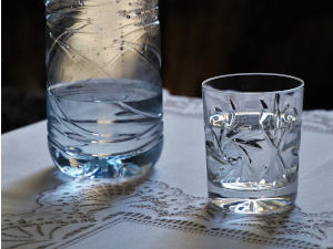 水の入ったペットボトルと水が入ったコップ