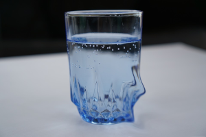 水が入ったコップ
