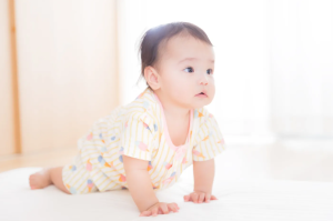 ハイハイしている女の子の赤ちゃん