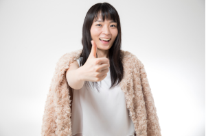 女性が親指を立てて笑顔でGoodとしている
