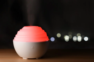 丸くて赤く光っている加湿器