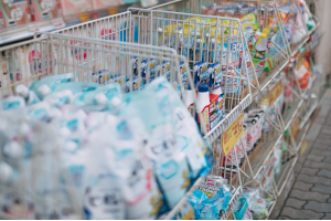 とあるドラッグストアの店頭に並べられた品物の数々
