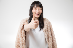 女性が笑顔で親指を立ててGoodとしている