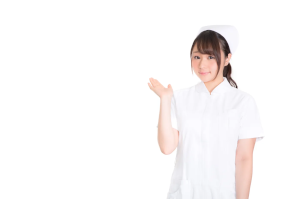 ナースの格好をした女性が右手でどうぞとしている
