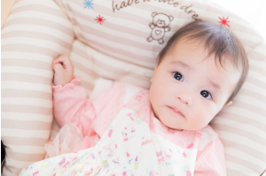仰向けで寝っ転がっている赤ちゃんが、何かを見ている様子