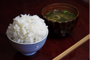 大盛りのご飯とおみそ汁と箸が並んでいる