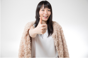 女性が指でGoodとしている