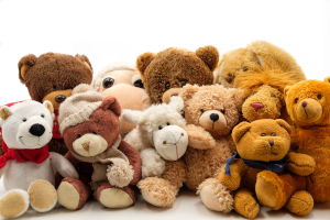 いろいろな種類のクマのぬいぐるみが集合している