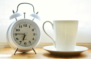 目覚まし時計とコーヒーカップ