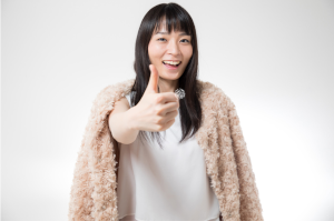 笑顔の女性がGoodとしている