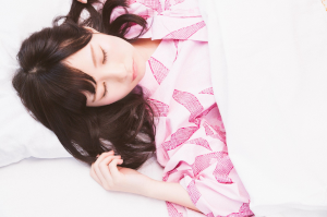 髪の長い女性が仰向けで寝ている