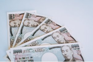 扇形に並んだ1万円札5枚