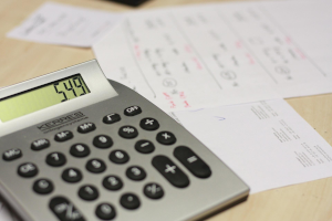 549と表示された電卓と、何かが書かれた紙