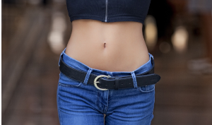 細いウエストが見えているジーパンを履いた女性