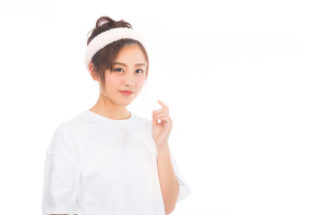 髪の毛をあげた女性がこっちを見ている