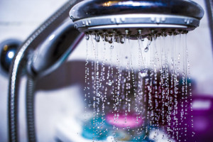 シャワーから弱めの水が出ている
