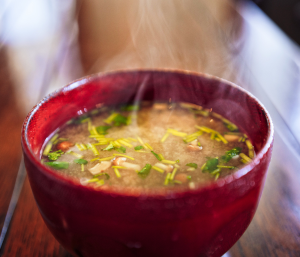 湯気が立っている味噌汁