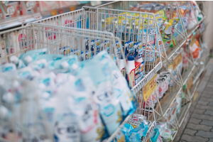 とあるドラッグストアの店頭に並んでいる品物の数々