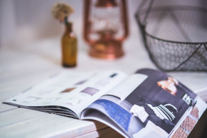 テーブルの上に置かれた開いたままの雑誌