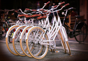 4台並んだ白い自転車