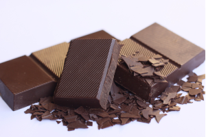 細かく刻まれたチョコレートと板チョコ