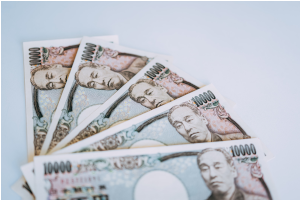 扇形に並べられた1万円札が5枚