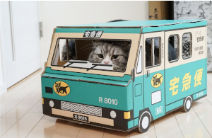 箱で作られたクロネコヤマトの宅急便の車に乗った猫