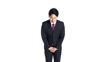 スーツを着た男性が頭を軽く下げている様子