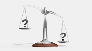 天秤があり両方の天秤皿には？が乗っている