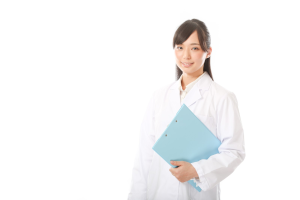 バインダーを持った白衣を着た女性