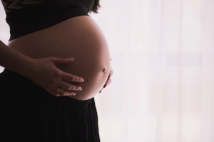 妊娠中のお腹を出している女性