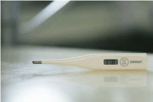 37.8℃と表示された体温計