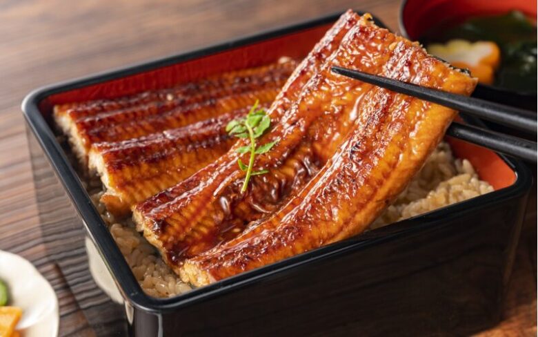 ご飯の上に蒲焼きうなぎをのせたうな重の写真