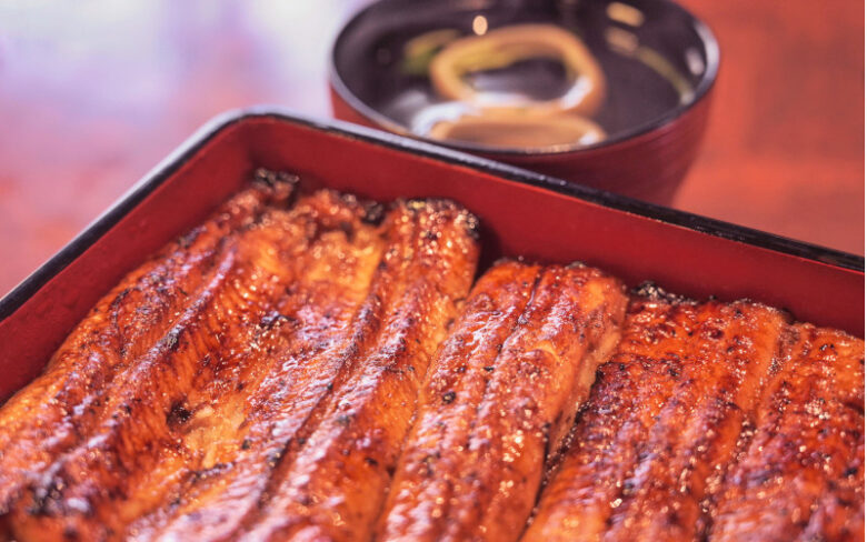 タレをまとったうなぎのかば焼きをご飯に乗せたうな重。