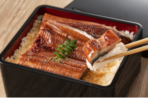 うな重のうなぎとご飯を一緒に持ち上げている