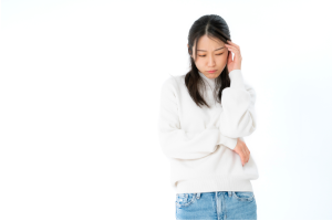 頭を抱えている髪の長い女性