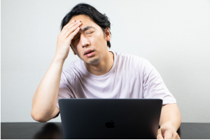 頭を抱えている男性