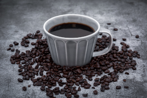 コーヒー豆とコーヒーが入ったコーヒーカップ