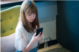 スマホを見ながら何かを選んでいる女性