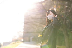 どこかを散歩しているコートを着た女性