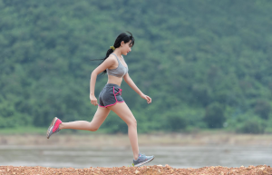 河原を走っている女性
