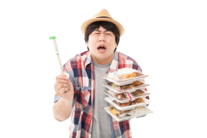 5つのコンビニ弁当と割り箸を持った麦わら帽子の男性