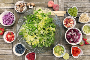 大皿に盛られた野菜とたくさんの小鉢