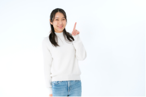 髪の長い女性が人差し指を1本立てている