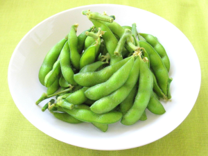 皿に盛られた枝豆