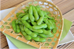 枝豆カゴに入った枝豆