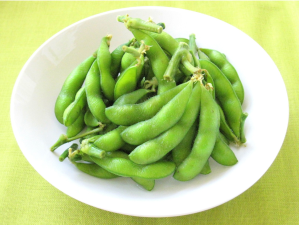 皿に盛られた枝豆